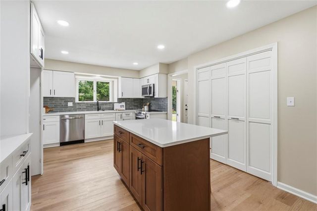 219 NW Redwood Court, Lee's Summit, MO 64064