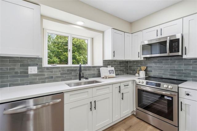 219 NW Redwood Court, Lee's Summit, MO 64064