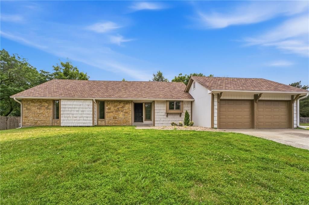 219 NW Redwood Court, Lee's Summit, MO 64064