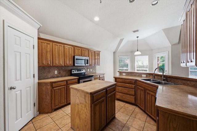 7408 Rolling Hills Drive, Benbrook, TX 76126