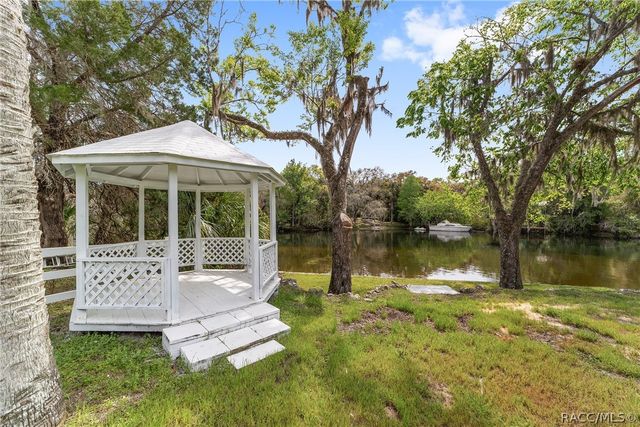 34 Garden Mall Court, Inglis, FL 34449