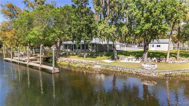 34 Garden Mall Court, Inglis, FL 34449