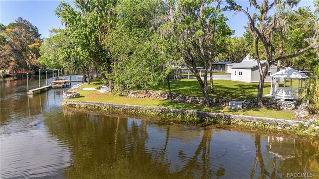 34 Garden Mall Court, Inglis, FL 34449