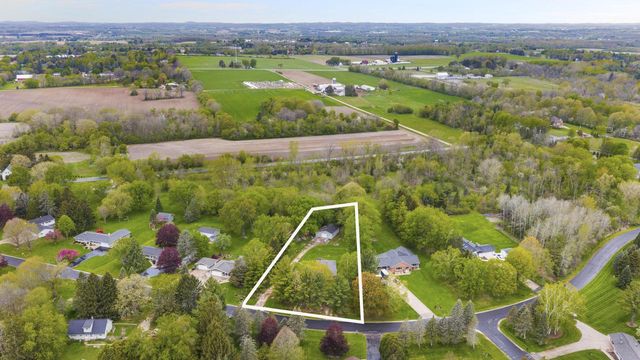 3013 El Camino DRIVE, Cedarburg, WI 53012
