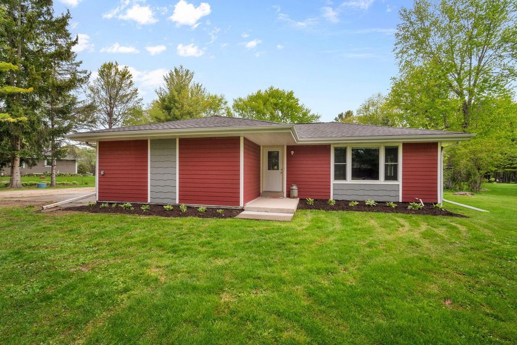 3013 El Camino DRIVE, Cedarburg, WI 53012