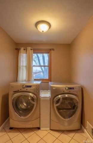 4022 Hazelett Drive, Waterford Charter Township, MI 48328