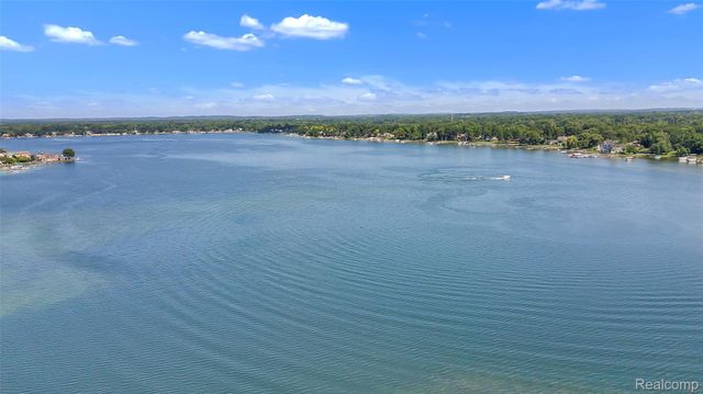 4022 Hazelett Drive, Waterford Charter Township, MI 48328