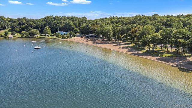 4022 Hazelett Drive, Waterford Charter Township, MI 48328