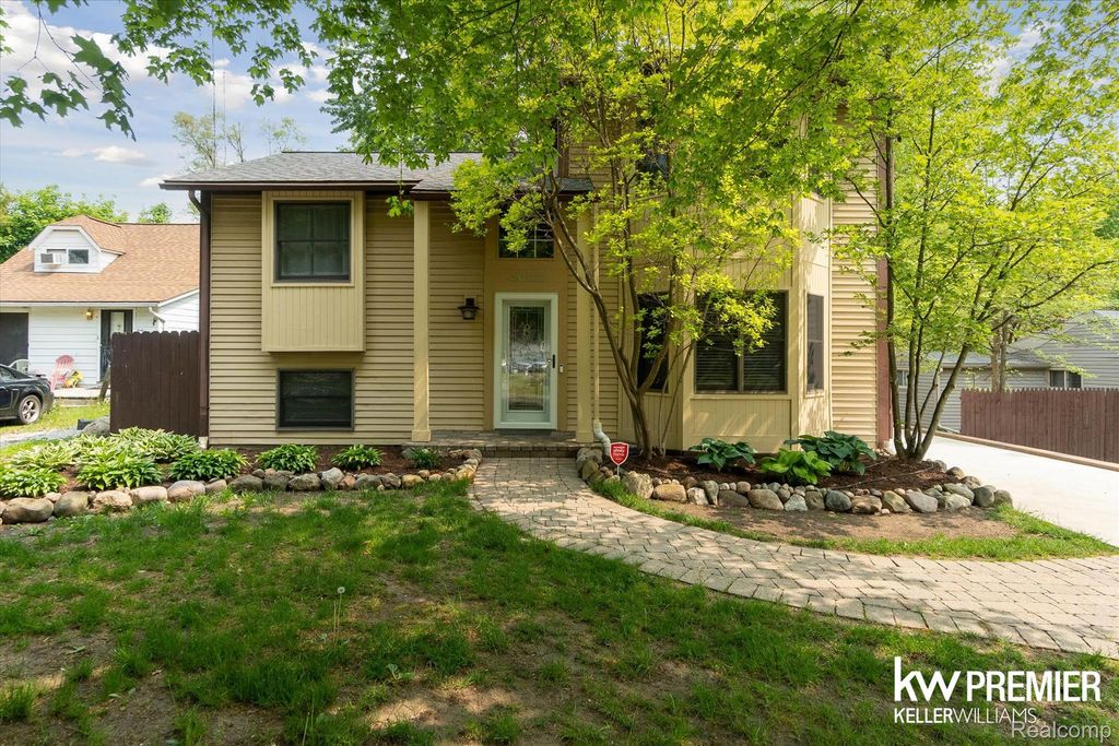 4022 Hazelett Drive, Waterford Charter Township, MI 48328