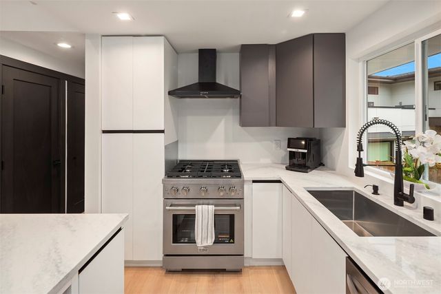 10045 NE 15th Street, Bellevue, WA 98004