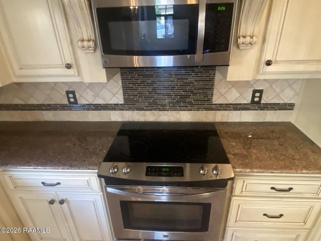 330 Dunvegan Court, Lafayette, LA 70503