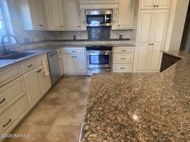 330 Dunvegan Court, Lafayette, LA 70503