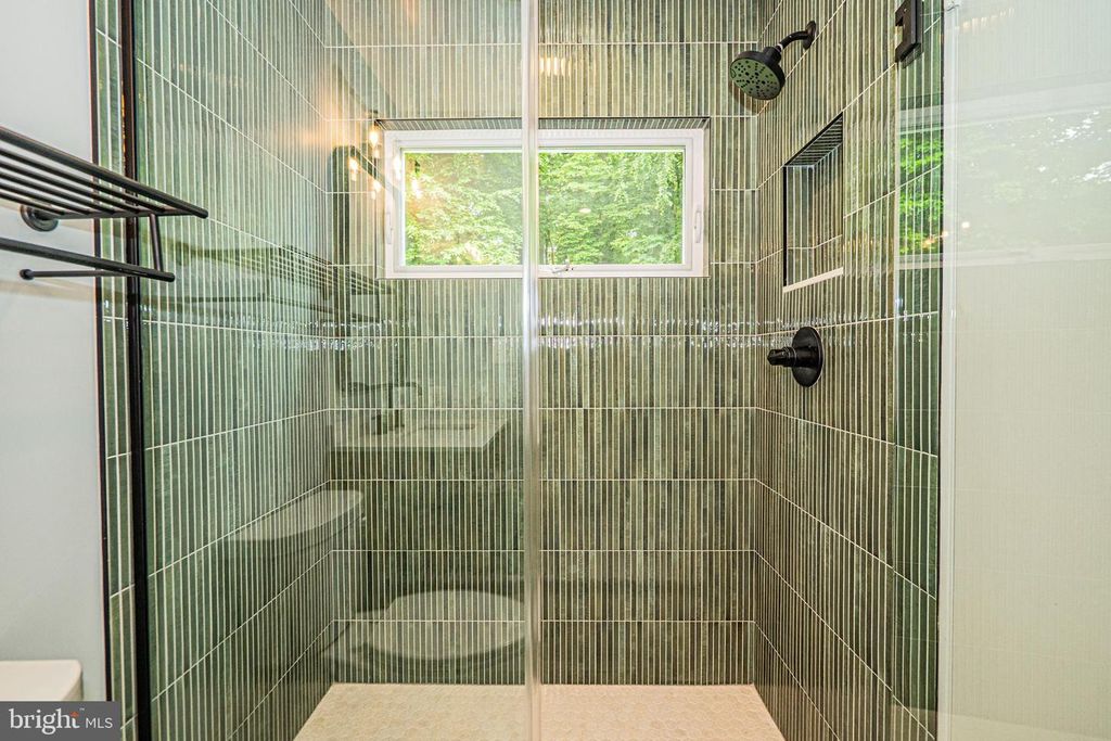 Image 14 of property listing at 3901 SPRUELL DR, Kensington, MD 20895