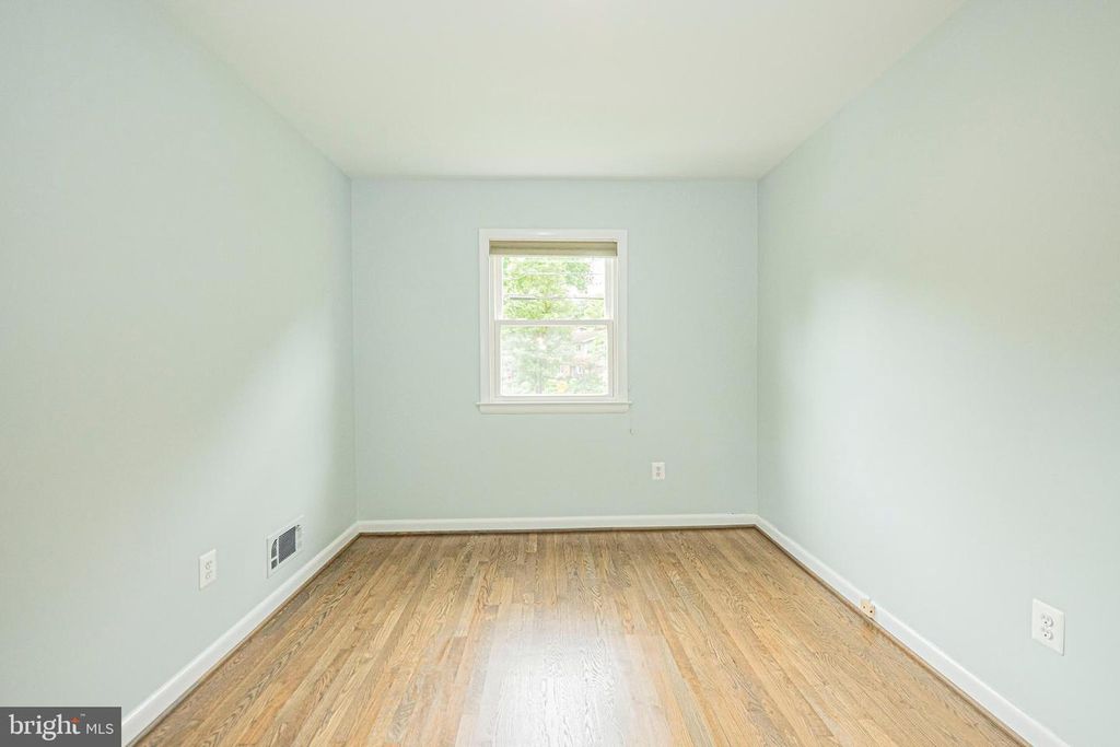 Image 21 of property listing at 3901 SPRUELL DR, Kensington, MD 20895