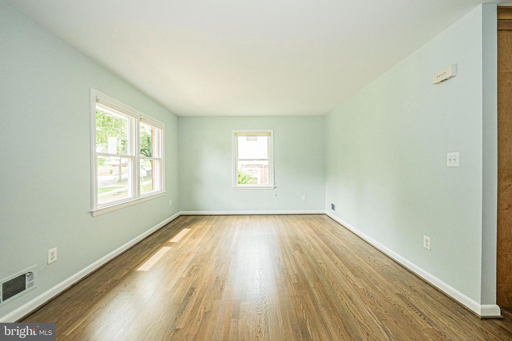 Image 5 of property listing at 3901 SPRUELL DR, Kensington, MD 20895