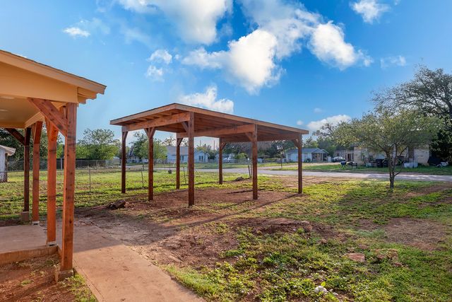 1709 S Blackburn Street, Brady, TX 76825