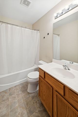 640 Lincoln Station Drive, Oswego, IL 60543