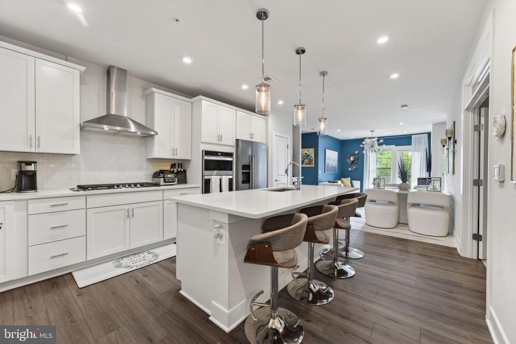 Image 1 of property listing at 102 SAINT IVES PL #305, Oxon Hill, MD 20745