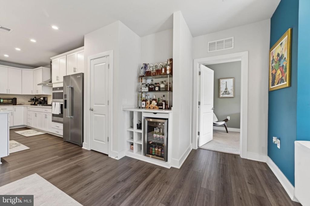 Image 12 of property listing at 102 SAINT IVES PL #305, Oxon Hill, MD 20745