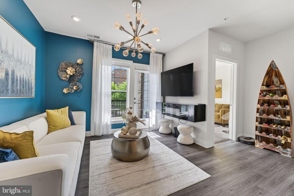 Image 14 of property listing at 102 SAINT IVES PL #305, Oxon Hill, MD 20745