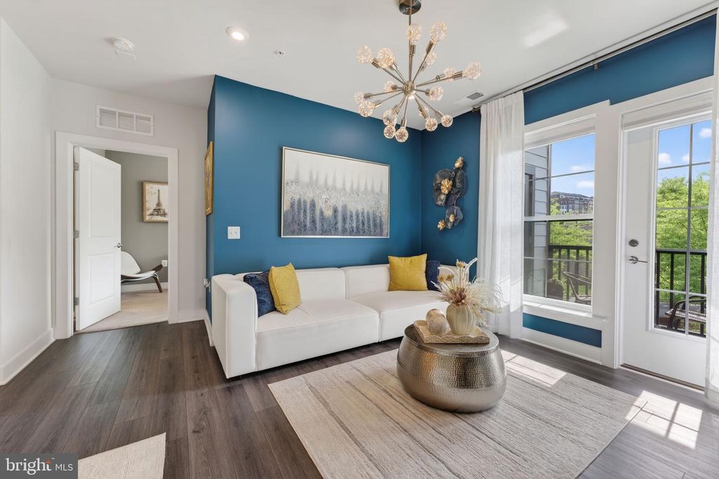 Image 15 of property listing at 102 SAINT IVES PL #305, Oxon Hill, MD 20745