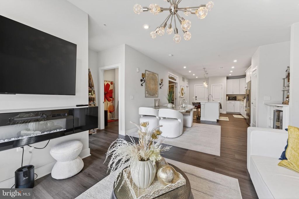Image 16 of property listing at 102 SAINT IVES PL #305, Oxon Hill, MD 20745
