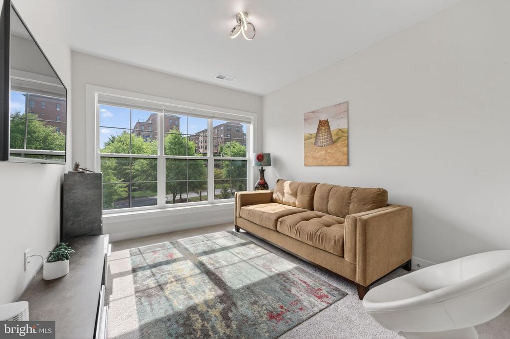 Image 17 of property listing at 102 SAINT IVES PL #305, Oxon Hill, MD 20745