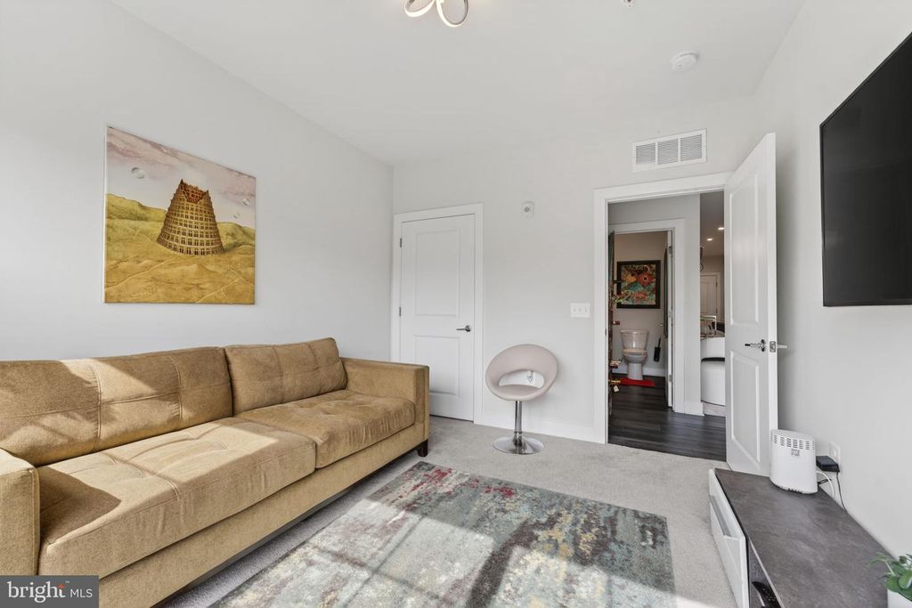 Image 18 of property listing at 102 SAINT IVES PL #305, Oxon Hill, MD 20745