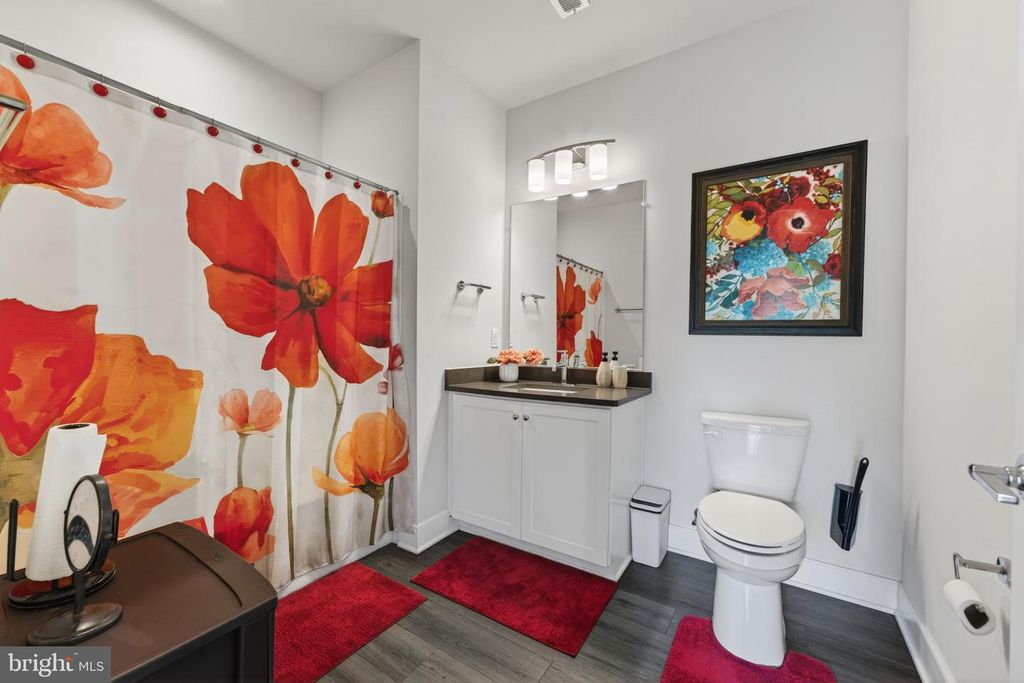Image 19 of property listing at 102 SAINT IVES PL #305, Oxon Hill, MD 20745