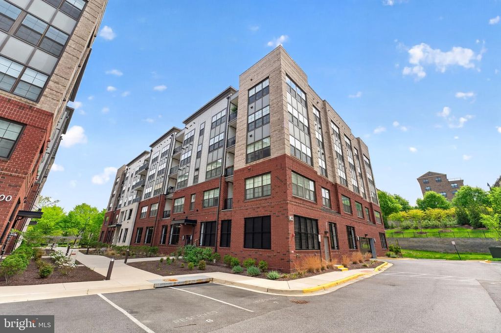 Image 2 of property listing at 102 SAINT IVES PL #305, Oxon Hill, MD 20745