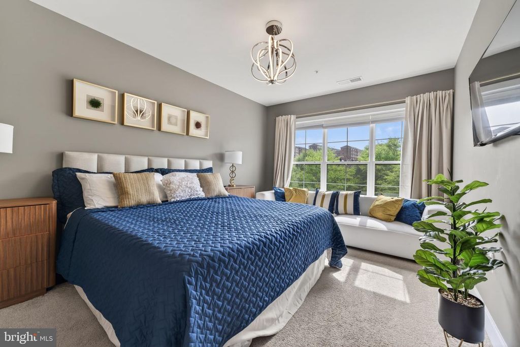 Image 20 of property listing at 102 SAINT IVES PL #305, Oxon Hill, MD 20745