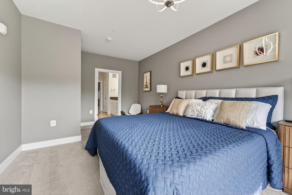 Image 21 of property listing at 102 SAINT IVES PL #305, Oxon Hill, MD 20745