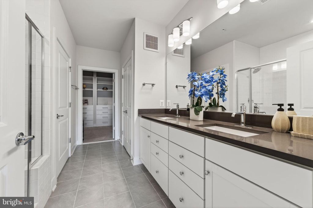 Image 23 of property listing at 102 SAINT IVES PL #305, Oxon Hill, MD 20745