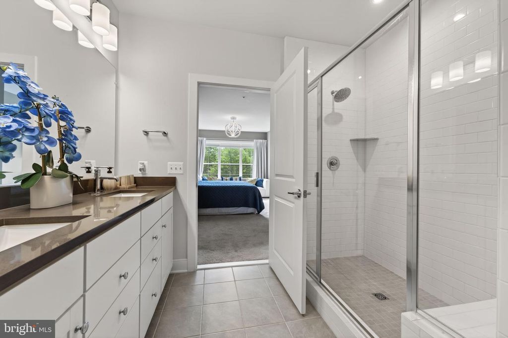 Image 24 of property listing at 102 SAINT IVES PL #305, Oxon Hill, MD 20745