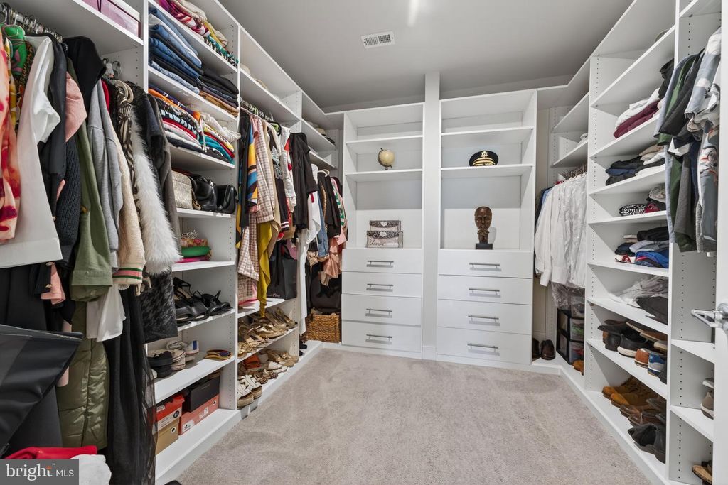 Image 25 of property listing at 102 SAINT IVES PL #305, Oxon Hill, MD 20745