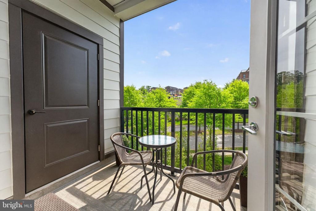 Image 27 of property listing at 102 SAINT IVES PL #305, Oxon Hill, MD 20745