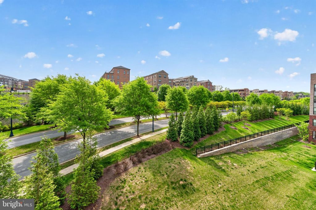 Image 28 of property listing at 102 SAINT IVES PL #305, Oxon Hill, MD 20745