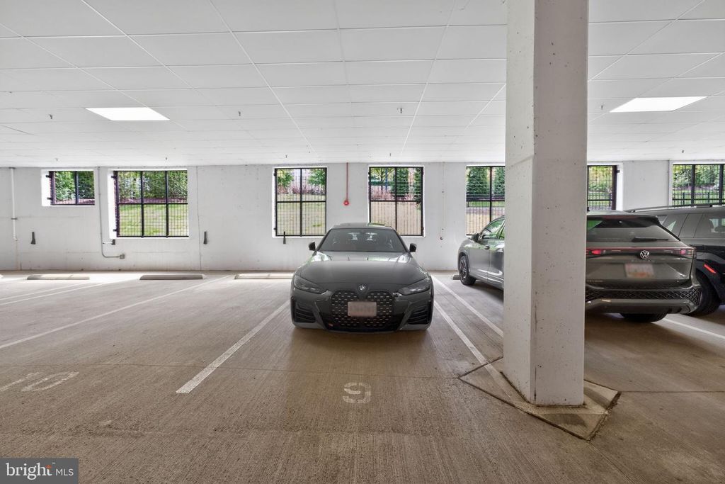 Image 29 of property listing at 102 SAINT IVES PL #305, Oxon Hill, MD 20745