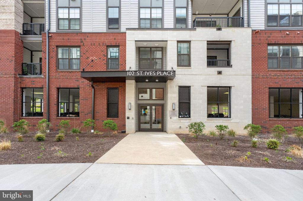 Image 3 of property listing at 102 SAINT IVES PL #305, Oxon Hill, MD 20745