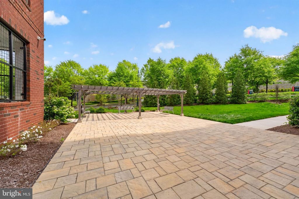 Image 30 of property listing at 102 SAINT IVES PL #305, Oxon Hill, MD 20745