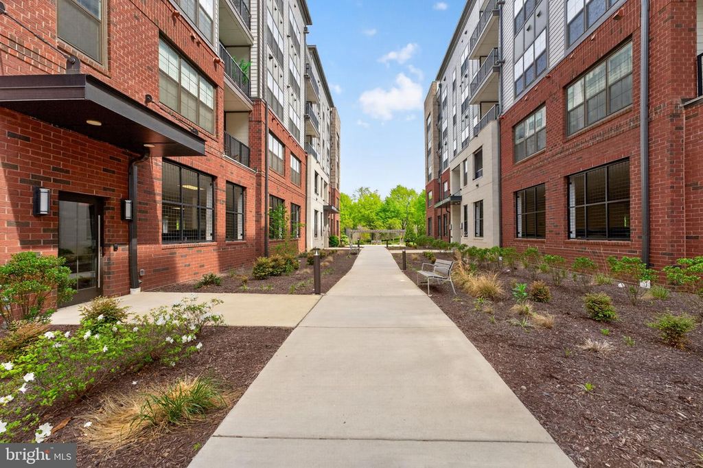 Image 31 of property listing at 102 SAINT IVES PL #305, Oxon Hill, MD 20745