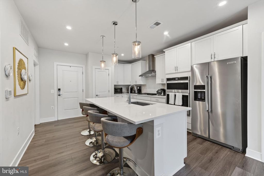 Image 4 of property listing at 102 SAINT IVES PL #305, Oxon Hill, MD 20745