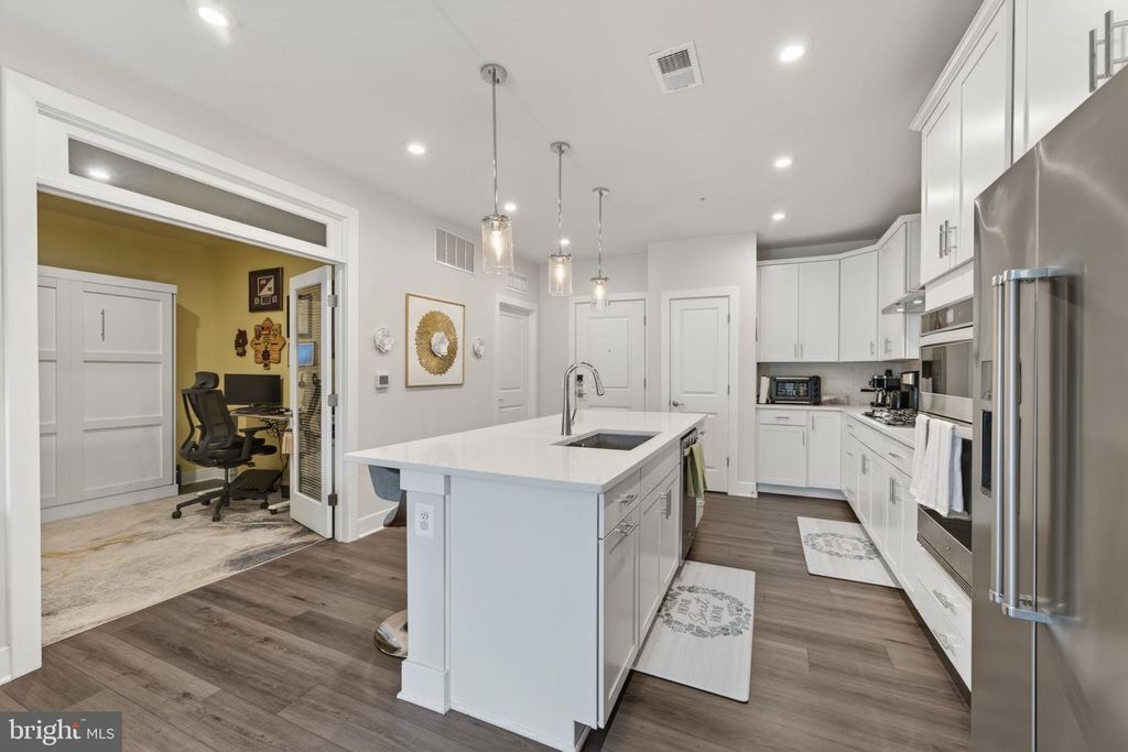 Image 5 of property listing at 102 SAINT IVES PL #305, Oxon Hill, MD 20745