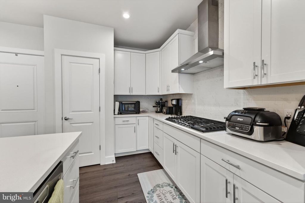 Image 6 of property listing at 102 SAINT IVES PL #305, Oxon Hill, MD 20745