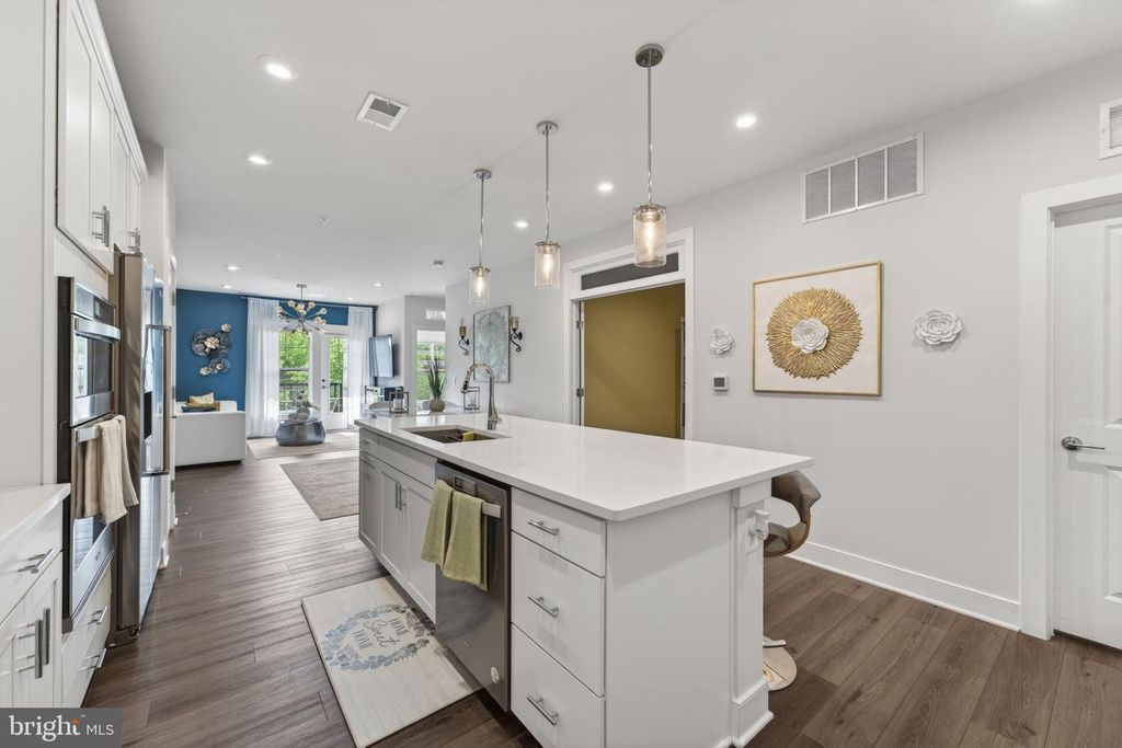 Image 7 of property listing at 102 SAINT IVES PL #305, Oxon Hill, MD 20745