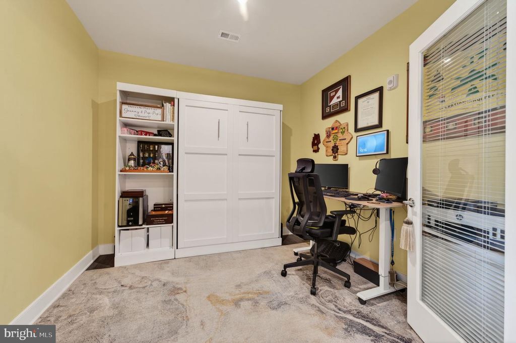 Image 8 of property listing at 102 SAINT IVES PL #305, Oxon Hill, MD 20745