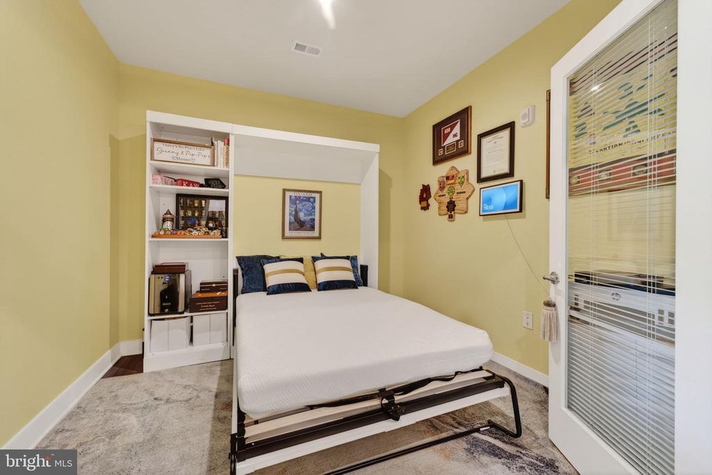 Image 9 of property listing at 102 SAINT IVES PL #305, Oxon Hill, MD 20745