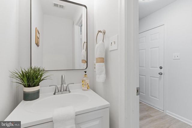 21946 THOMPSON SQ, Sterling, VA 20166