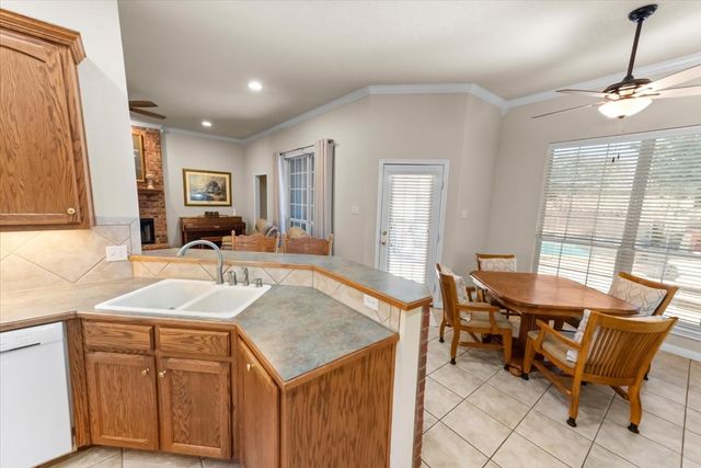 1212 Stonehill Circle, Hewitt, TX 76643