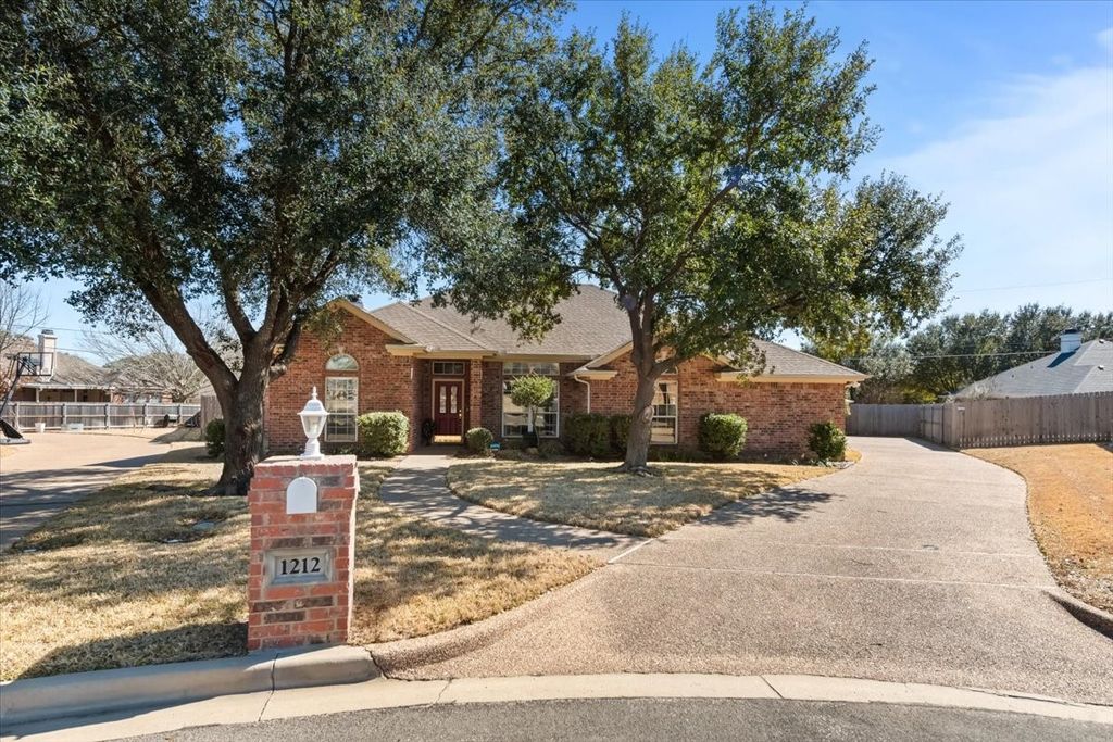 1212 Stonehill Circle, Hewitt, TX 76643